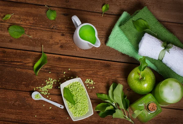 Spa av grönt äpple på en trä bord ovanifrån — Stockfoto